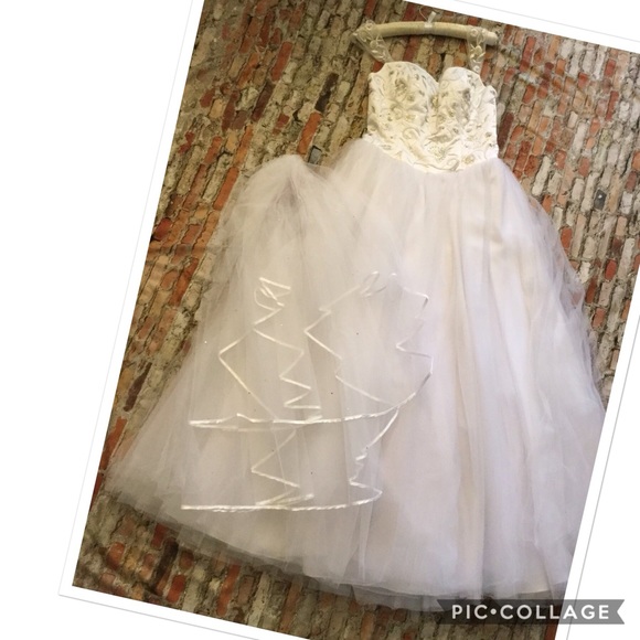 ⭐Princess Style Wedding dress by Xcite - Picture 3 of 9